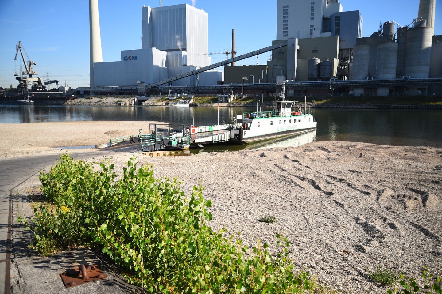 Fährbetrieb ist eingeschränkt Eine Fähre liegt am Hafen in Mannheim