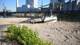 Eine Fähre liegt am Hafen in Mannheim