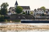 Frachter an Sandbank im Rhein
