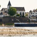 Frachter an Sandbank im Rhein