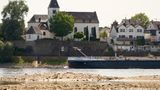 Frachter an Sandbank im Rhein