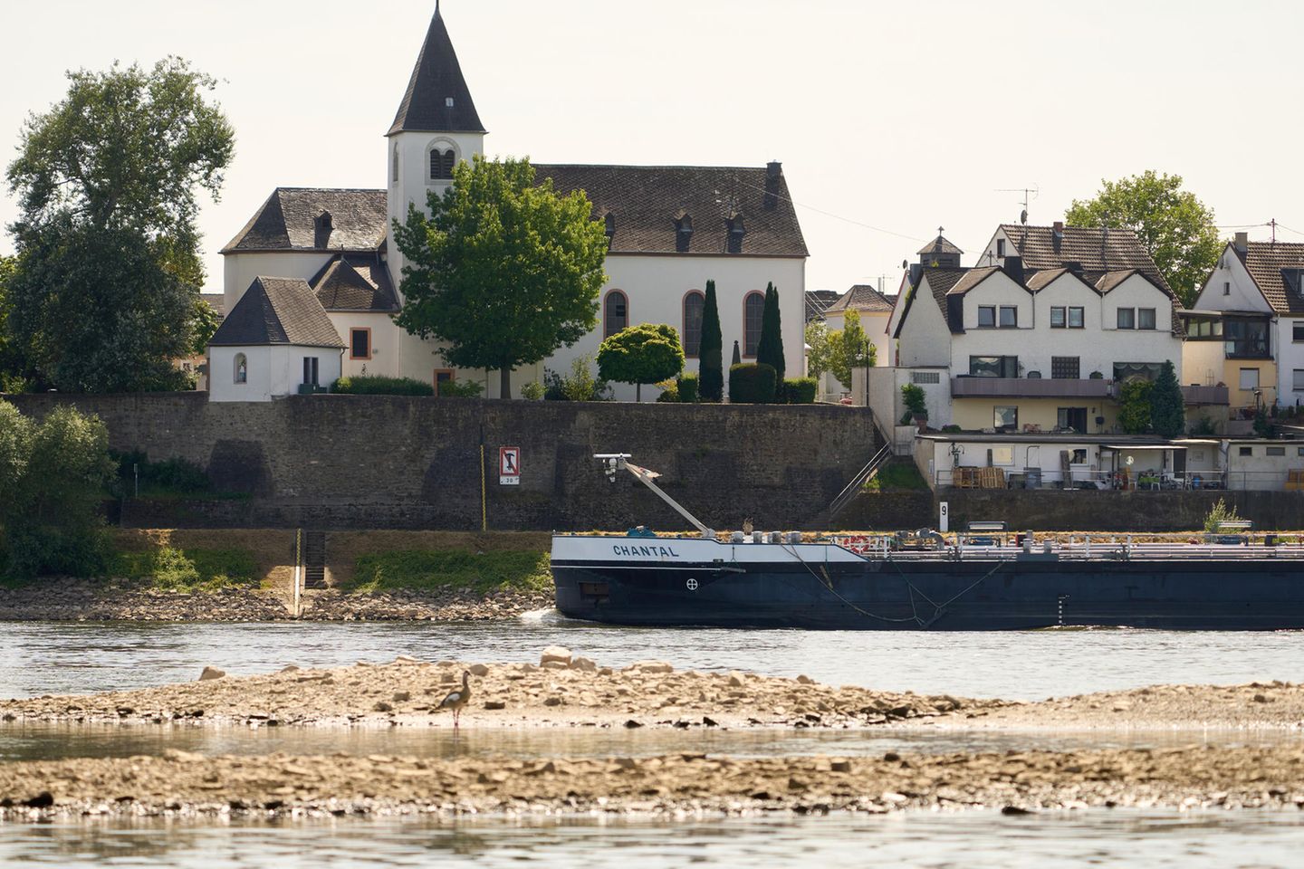 Schiffe fahren mit weniger Ladung Frachter an Sandbank im Rhein