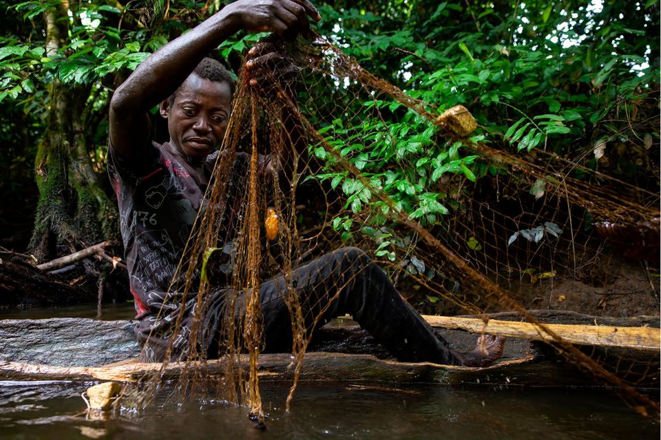 Dem Fischer Etienne Kasuku fällt die Arbeit immer schwerer: Sein Augenlicht schwindet. Da er oft verschwommen sieht, wirft er seine Netze nur noch in einem Abschnitt des Onane aus, den er in- und auswendig kennt. Auch wenn dort kein großer Fang zu machen ist