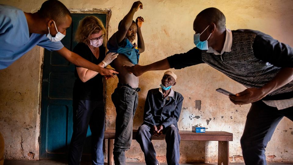 Im Gesundheits­zentrum von Salabongo haben die Biologin Sabine Specht und ihre Kollegen bei einem Patienten verdächtige Hautknoten entdeckt. In ihnen verbergen sich erwachsene Fadenwürmer, jene Parasiten, die die Flussblindheit auslösen