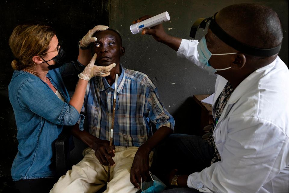Für Jerome Gendose Kayana kommt die Hilfe zu spät. Sabine Specht untersucht seine Augen; der Pastor erblindete, weil er das bisher einzige Medikament gegen die Krankheit nicht rechtzeitig bekam. Specht forscht an neuen Mitteln