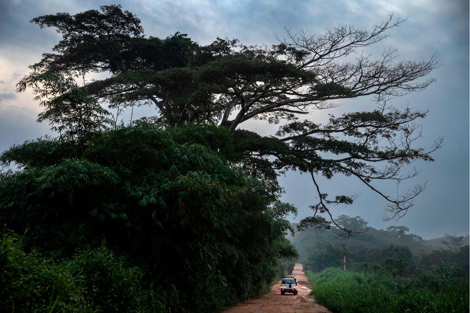 Specht und ihr Team legen mit dem Jeep weite Strecken durch unwegsames Gelände zurück, um Patienten in abgelegen Dörfern zu erreichen, wie in dem nördlichen Bezirk Bengamisa