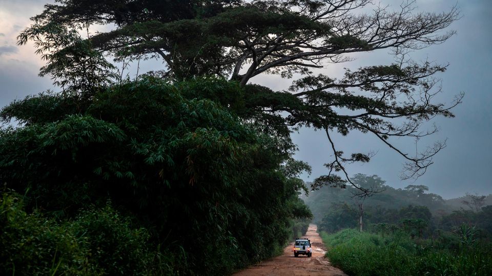 Specht und ihr Team legen mit dem Jeep weite Strecken durch unwegsames Gelände zurück, um Patienten in abgelegen Dörfern zu erreichen, wie in dem nördlichen Bezirk Bengamisa