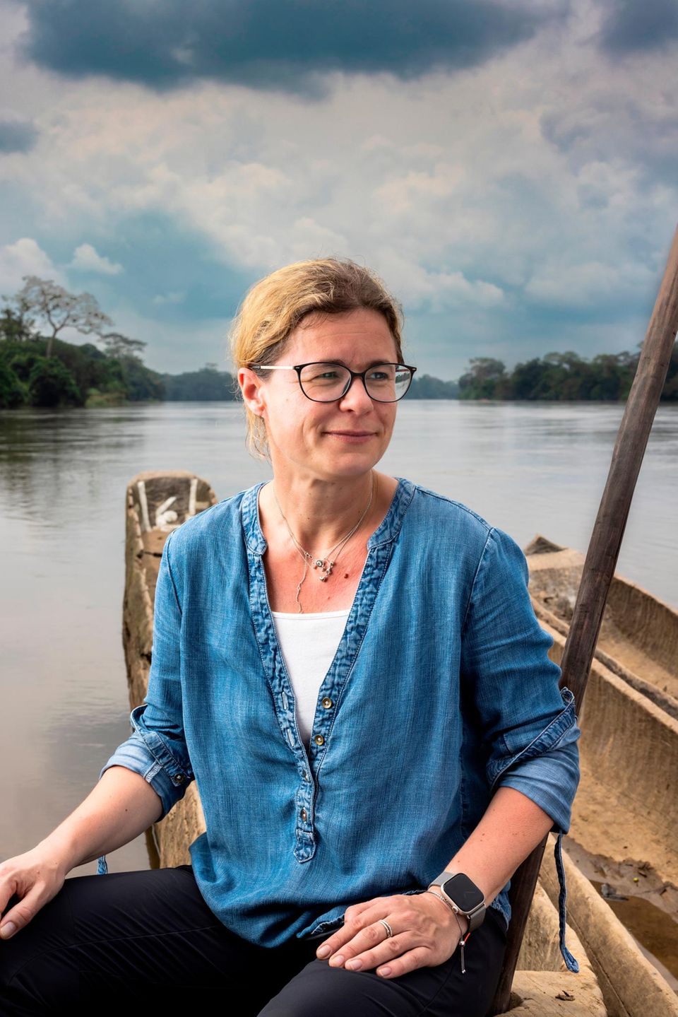 Die Biologin Sabine Specht inspiziert Stellen am Fluss, wo die Krankheit meist ihren Anfang nimmt. Denn an seichten Ufern legt die Kriebelmücke ihre Eier ab, das Insekt, das die Flussblindheit verbreitet. Specht widmet ihre Arbeit seit fast 20 Jahren dieser Krankheit