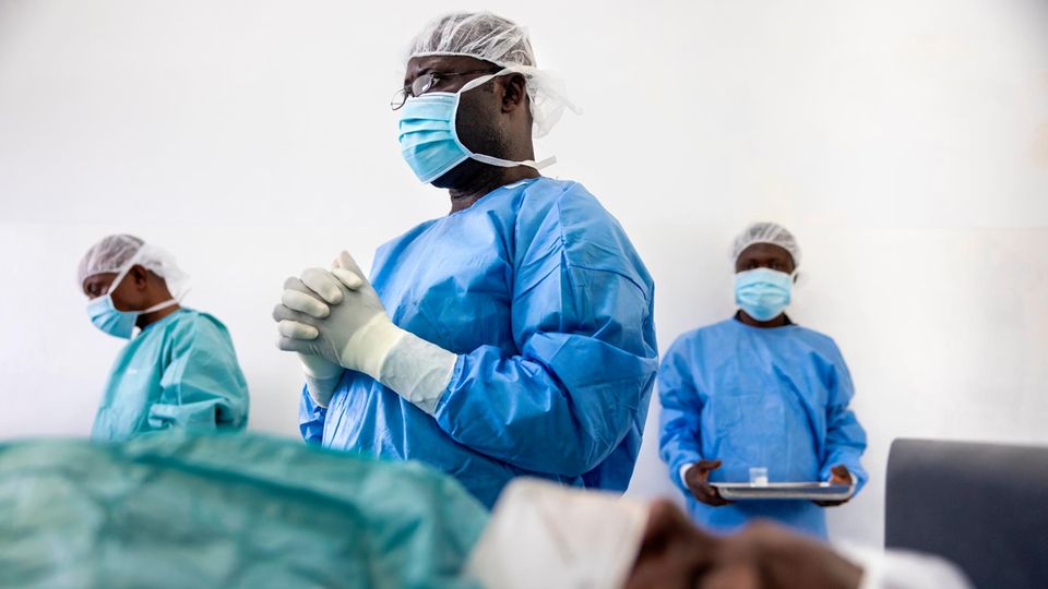 Im Krankenhaus von Masi-Manimba bereitet sich der Arzt Felix Akwaso Massa auf die Operation einer Patientin vor, die er für die Medikamentenstudie gewinnen konnte. Er gehört zur NGO "Drugs for Neglected Diseases Initiative", die vernachlässigte Tropenkrank­heiten bekämpft