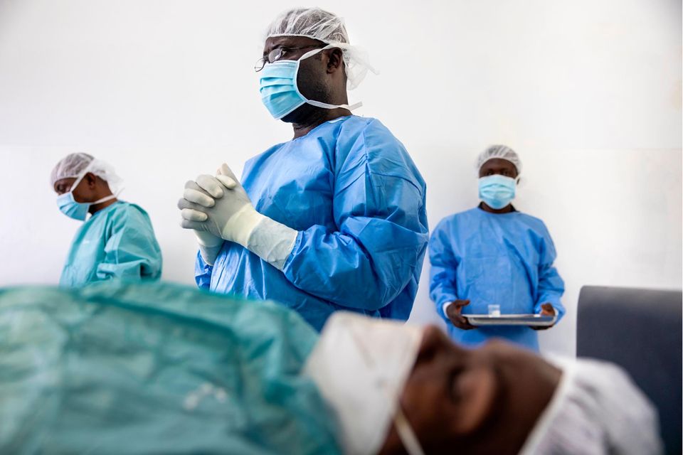 Im Krankenhaus von Masi-Manimba bereitet sich der Arzt Felix Akwaso Massa auf die Operation einer Patientin vor, die er für die Medikamentenstudie gewinnen konnte. Er gehört zur NGO "Drugs for Neglected Diseases Initiative", die vernachlässigte Tropenkrank­heiten bekämpft