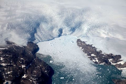 Eisberge brechen von einem Gletscher in einen Fjord in Grönland. Schmelzen die Gletscher und Eisflächen etwa in Grönland, steige