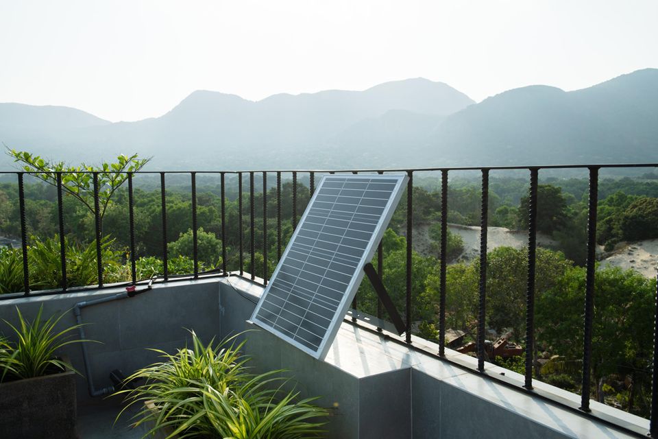 Ein Solarpanel auf einem Balkon