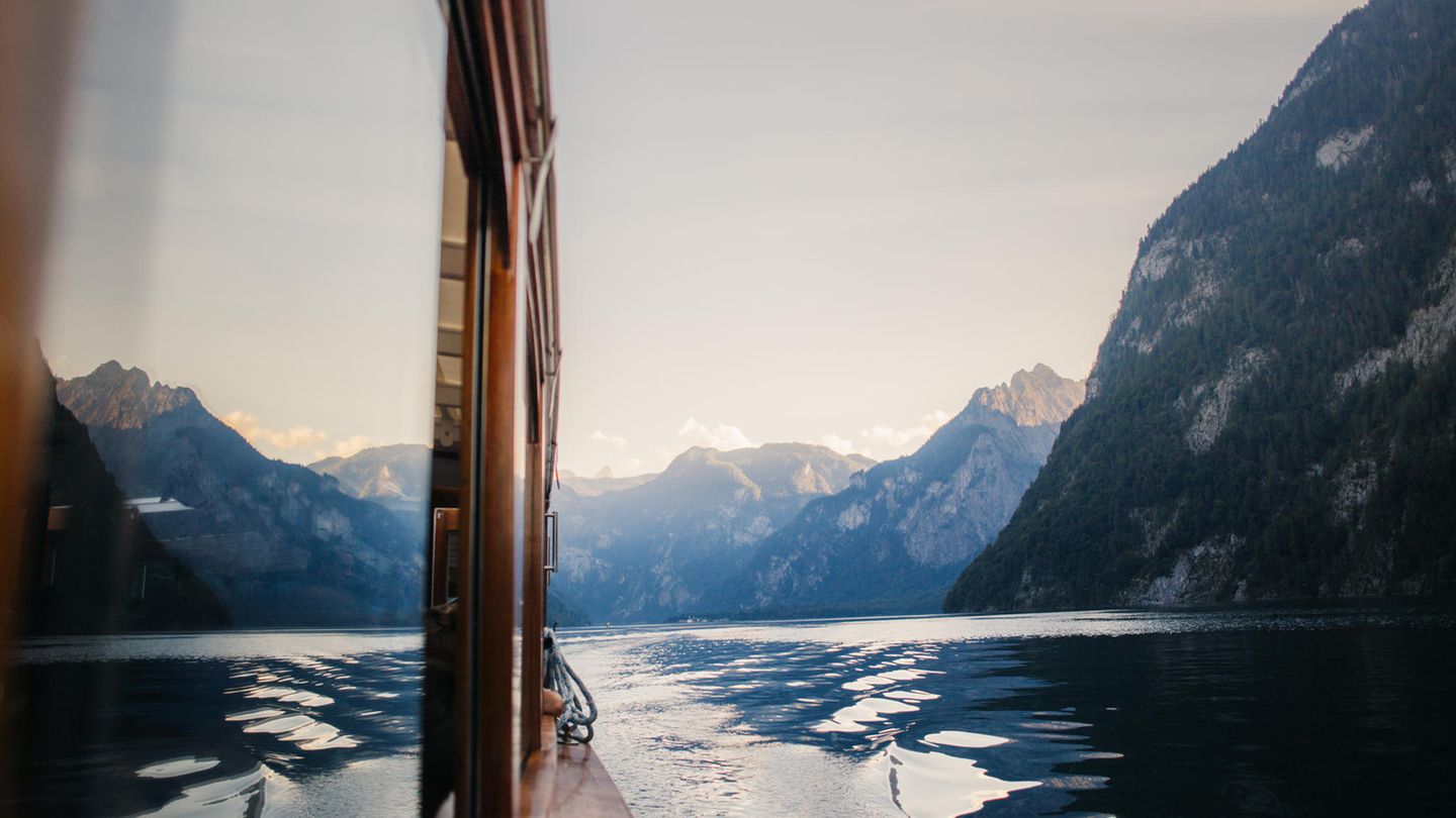 Blick aus einem der Ausflugsboote auf den Königssee und die Bergwelt