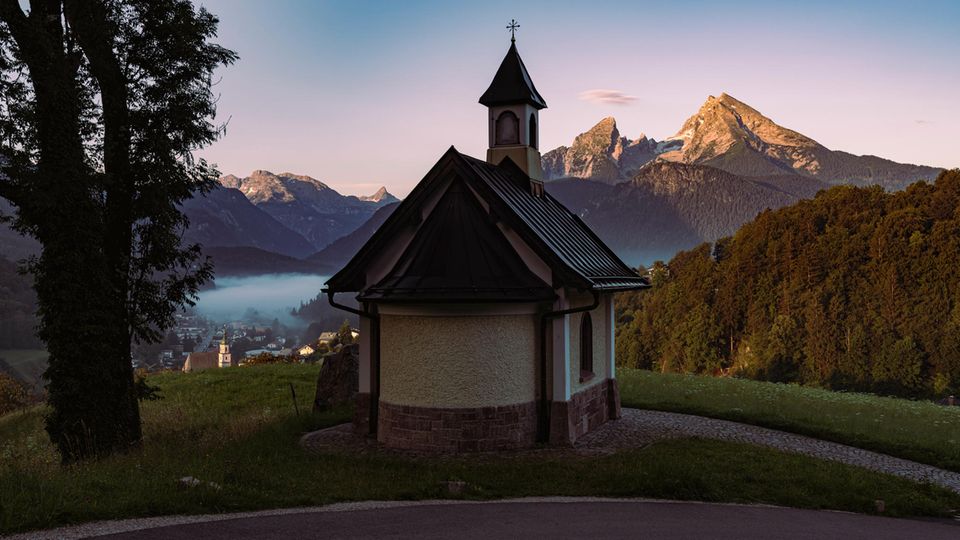 Die Kirchleitn Kapelle von hinten fotografiert mit Blick auf Watzmann und Berchtesgaden Die Kirchleitn Kapelle von hinten fotografiert mit Blick auf Watzmann und Berchtesgaden