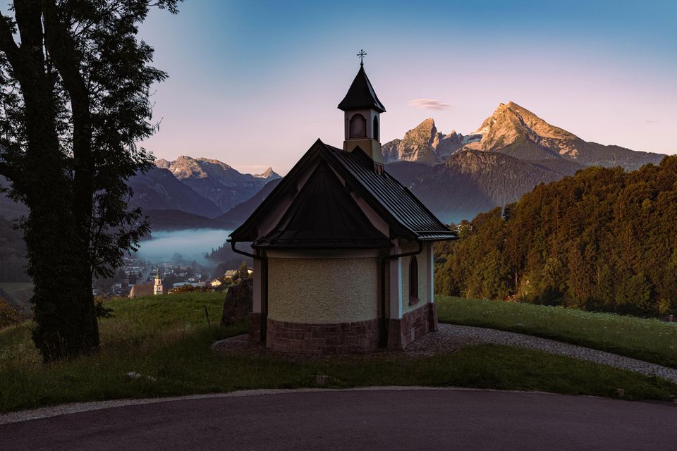 Die Kirchleitn Kapelle von hinten fotografiert mit Blick auf Watzmann und Berchtesgaden