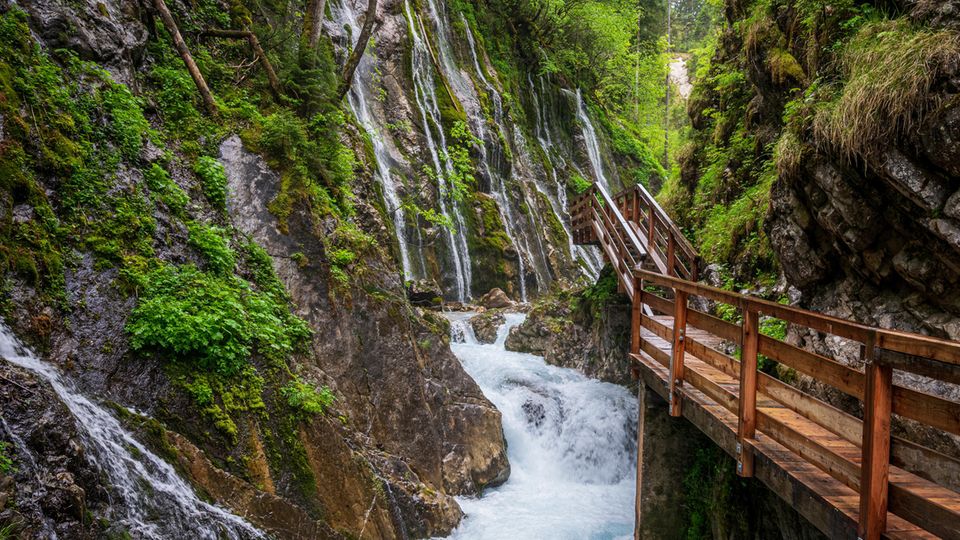 Wimbachklamm mit Fluss und kleinen Wasserfällen sowie hölzerner Steg Wimbachklamm mit Fluss und kleinen Wasserfällen sowie hölzerner Steg