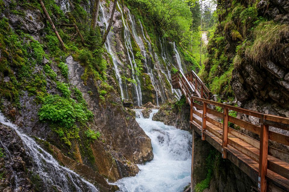 Wimbachklamm mit Fluss und kleinen Wasserfällen sowie hölzerner Steg