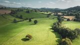 Luftaufnahme der Region Powys in Wales