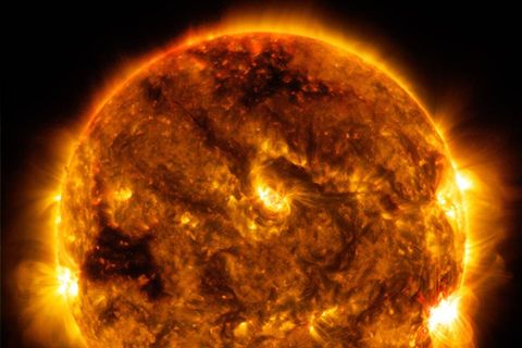 Die Sonne sendete eine mittlere Sonneneruption aus. Sonneneruptionen sind starke Strahlungsausbrüche.