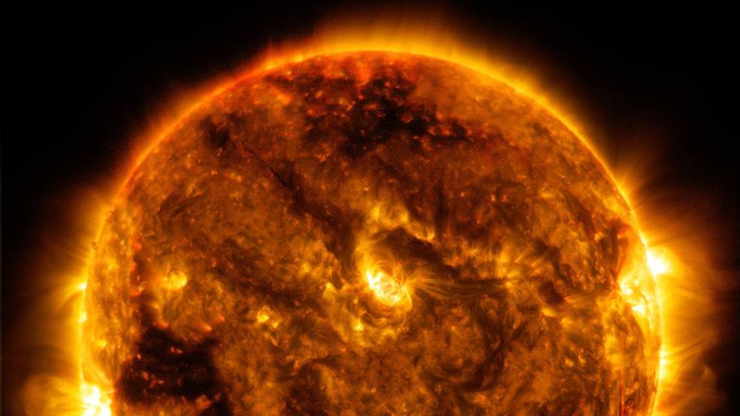 Die Sonne sendete eine mittlere Sonneneruption aus. Sonneneruptionen sind starke Strahlungsausbrüche.