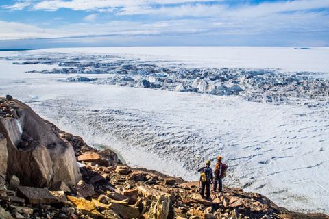 Forschende stehen am Rand des Mawson-Gletschers