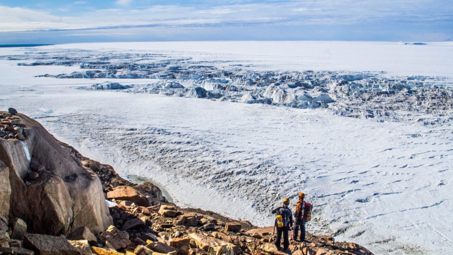 Forschende stehen am Rand des Mawson-Gletschers