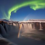 Wenn der Mondschein einen Regenbogen zaubert, während am Himmel ein Nordlicht flackert, bekommt der sowieso schon imposante Wasserfall Goðafoss das magische Sahnehäubchen aufgesetzt. Ein faszinierendes Foto von Mauro Tronto, das den zweiten Platz in der Kategorie "The Night Sky" gewinnt.
 