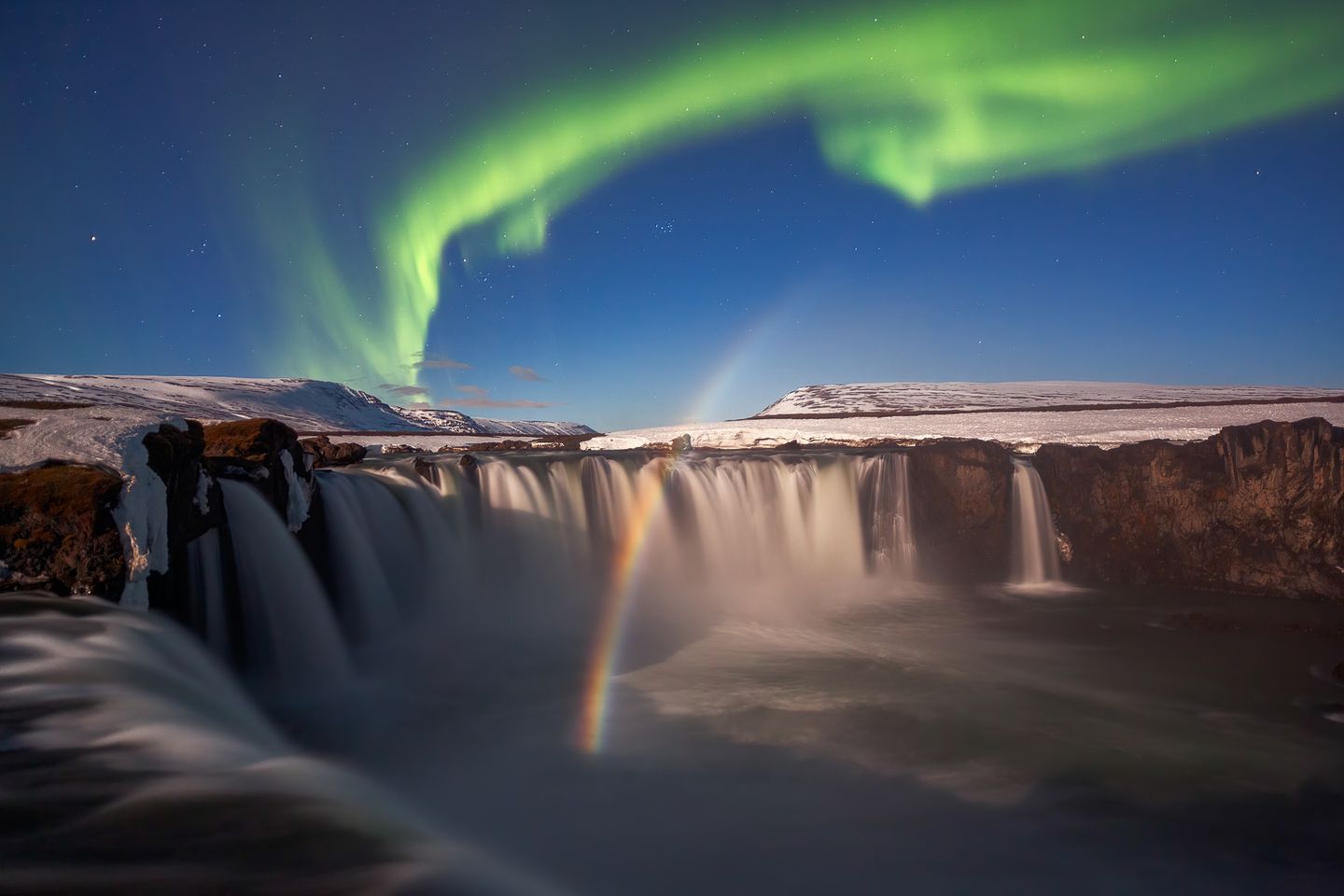 Wenn der Mondschein einen Regenbogen zaubert, während am Himmel ein Nordlicht flackert, bekommt der sowieso schon imposante Wasserfall Goðafoss das magische Sahnehäubchen aufgesetzt. Ein faszinierendes Foto von Mauro Tronto, das den zweiten Platz in der Kategorie "The Night Sky" gewinnt.
  