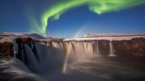 Wenn der Mondschein einen Regenbogen zaubert, während am Himmel ein Nordlicht flackert, bekommt der sowieso schon imposante Wasserfall Goðafoss das magische Sahnehäubchen aufgesetzt. Ein faszinierendes Foto von Mauro Tronto, das den zweiten Platz in der Kategorie "The Night Sky" gewinnt.
 
