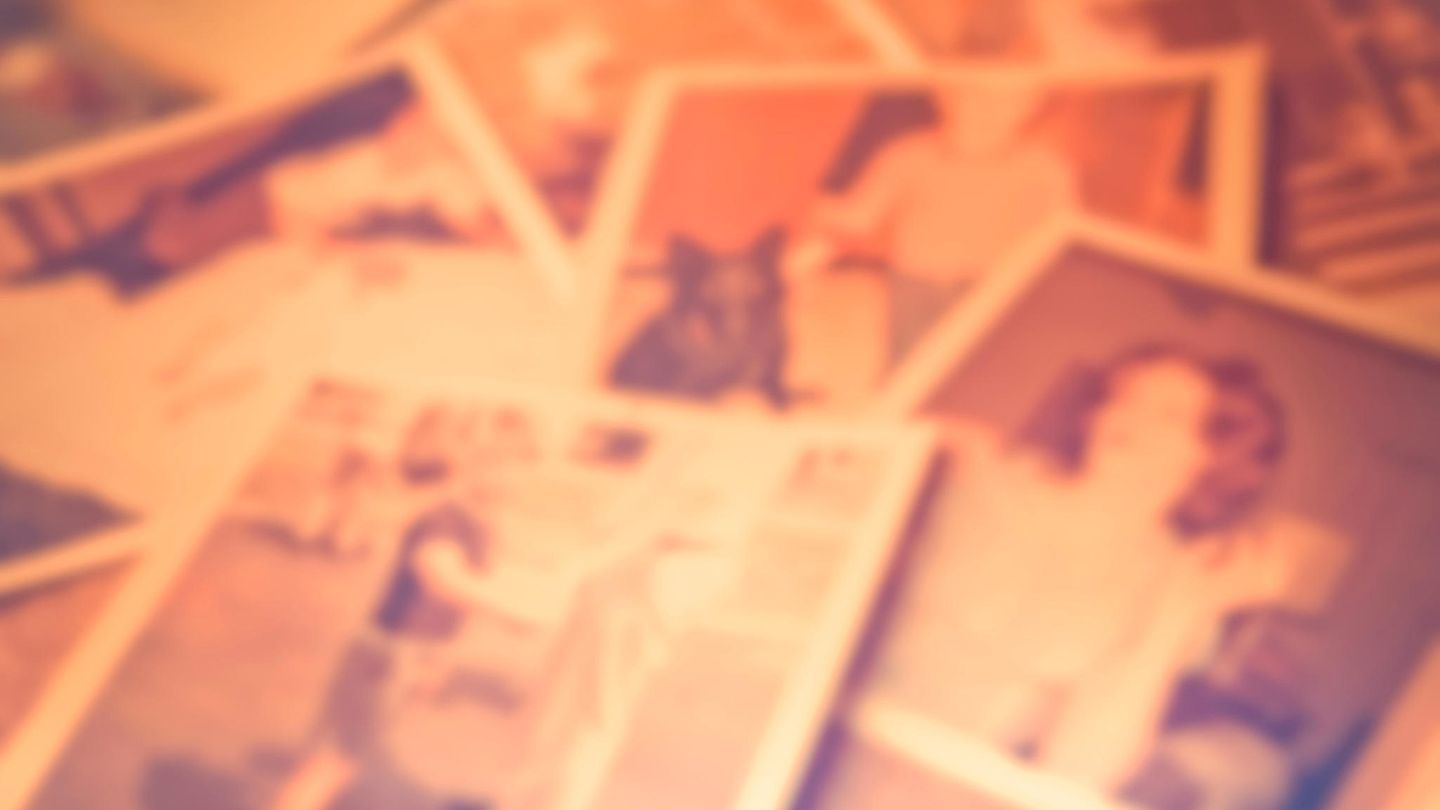 Biografiearbeit: Erinnerungstrigger aus der Vergangenheit können Pflegende und Angehörige dabei unterstützen, Kontakt zu Demenzkranken herzustellen , denn sie können den Kontakt zu intakten Gedächtnisinhalten bahnen Erinnerungstrigger aus der Vergangenheit können Pflegende und Angehörige dabei unterstützen, Kontakt zu Demenzkranken herzustellen , denn sie können den Kontakt zu intakten Gedächtnisinhalten bahnen