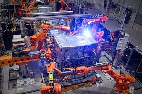 Roboter schweißen ein LKW-Führerhaus zusammen