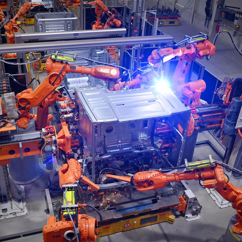 Roboter schweißen ein LKW-Führerhaus zusammen