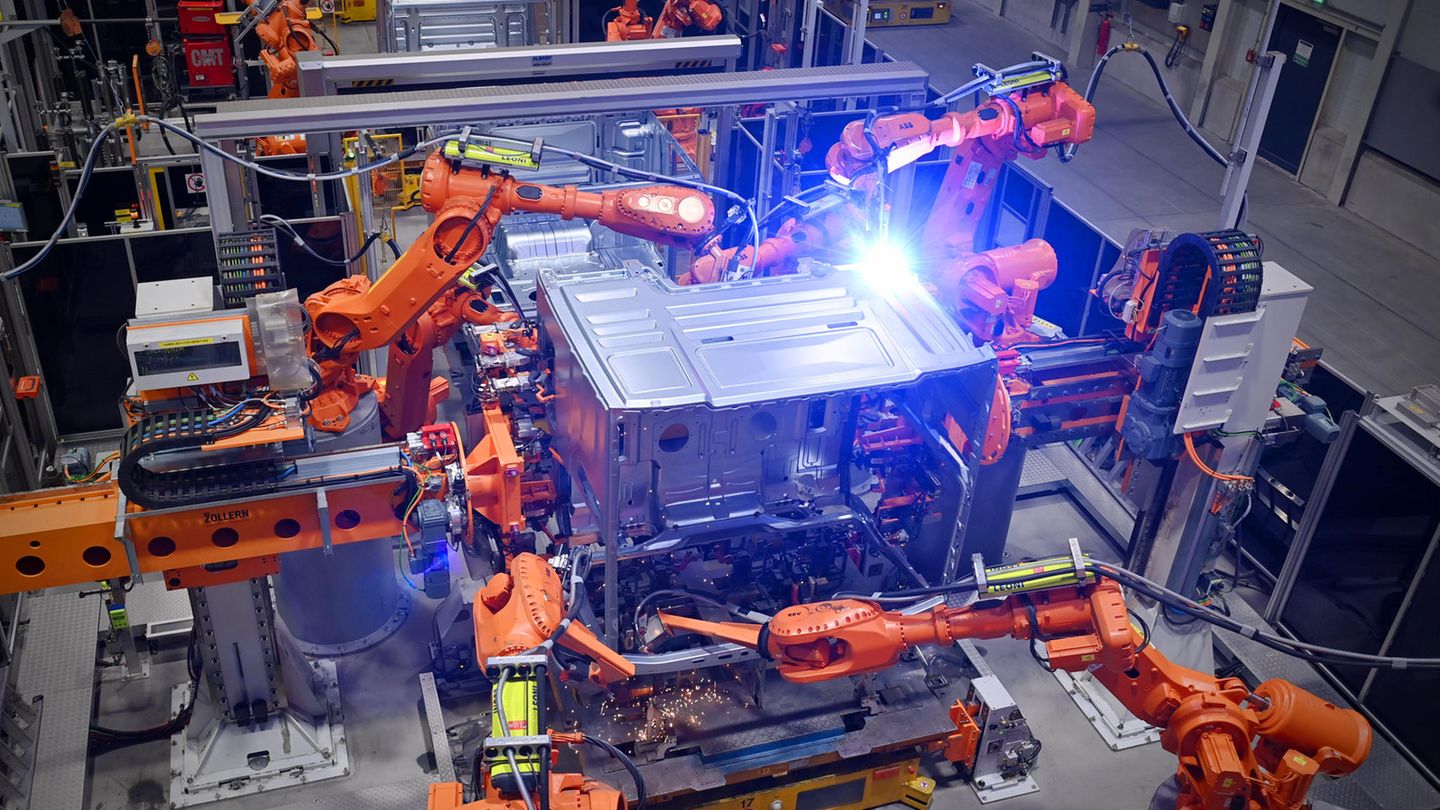 Roboter schweißen ein LKW-Führerhaus zusammen