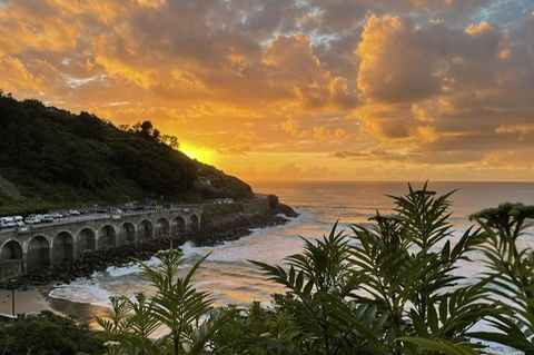 Sonnenuntergang am Gaztetape-Strand von Getaria: Er liegt dem offenen Meer zugewandt, was ihn wegen der Wellen für Surfer attraktiv macht