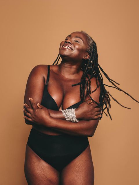 Frauen stemmen sich gängigen Körperidealen entgegen. Vor allen in den Sozialen Medien formiert sich unter den Hashtags #bodypositivity und #embrace eine körperpositive Bewegung, die die Vielfalt der Körperformen als schön feiert 