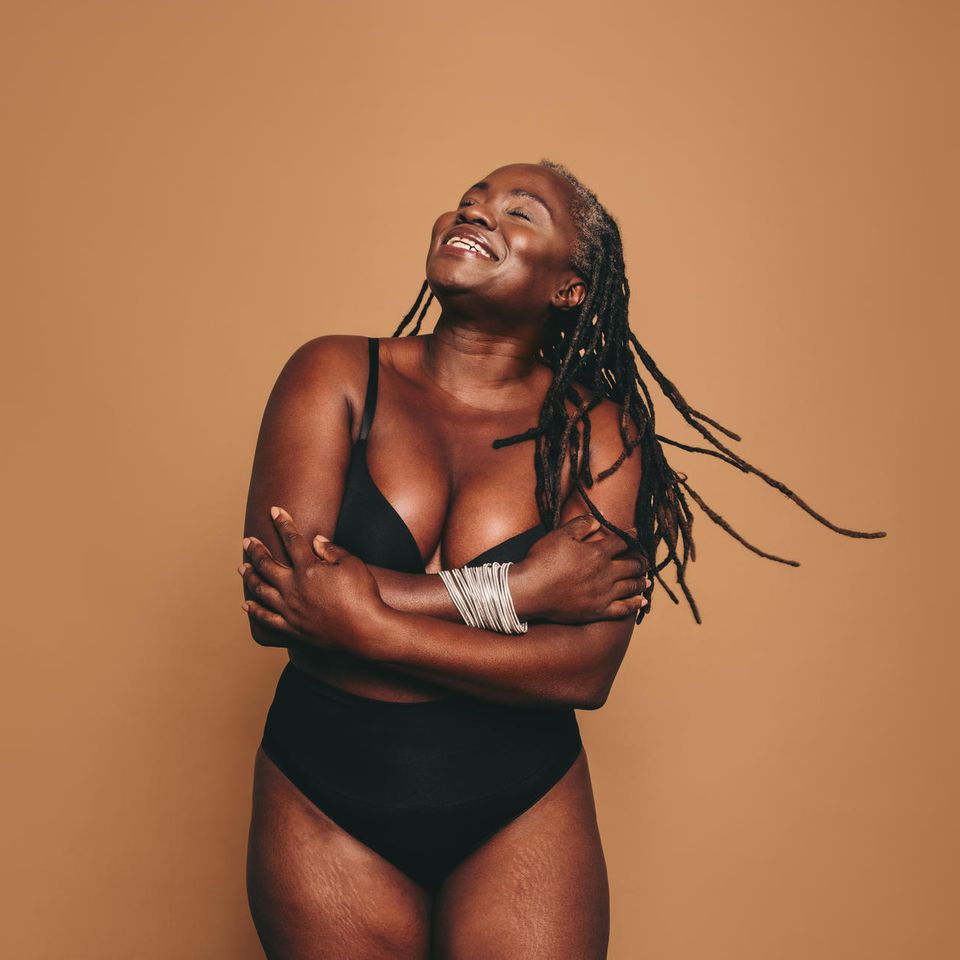 Frauen stemmen sich gängigen Körperidealen entgegen. Vor allen in den Sozialen Medien formiert sich unter den Hashtags #bodypositivity und #embrace eine körperpositive Bewegung, die die Vielfalt der Körperformen als schön feiert 