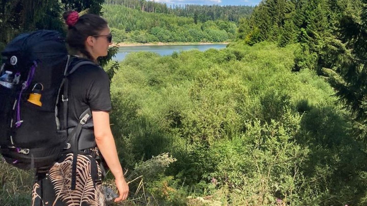 Vollgepackt im Wald: Die Autorin unterwegs zum Trekking-Camp