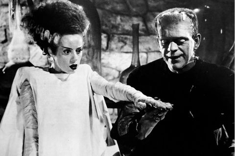 Frankenstein hält im Film "Frankensteins Braut" die Hand seiner Gefährtin