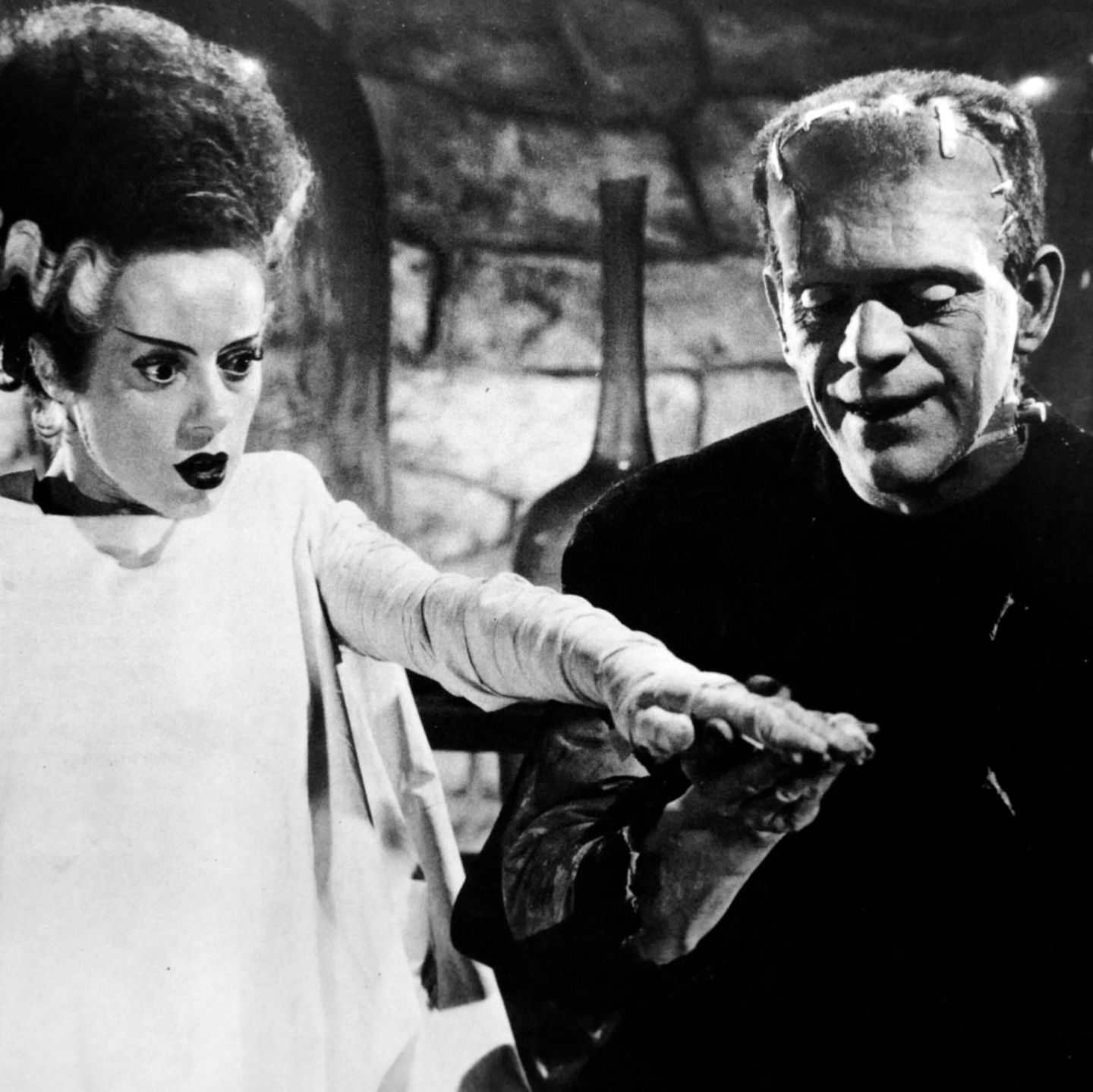 Frankenstein hält im Film "Frankensteins Braut" die Hand seiner Gefährtin