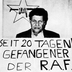 Von Erschöpfung gezeichnet: Die Entführer stellen den gekidnappten Arbeitgeberpräsidenten Hanns Martin Schleyer zur Schau – unter dem Logo der RAF