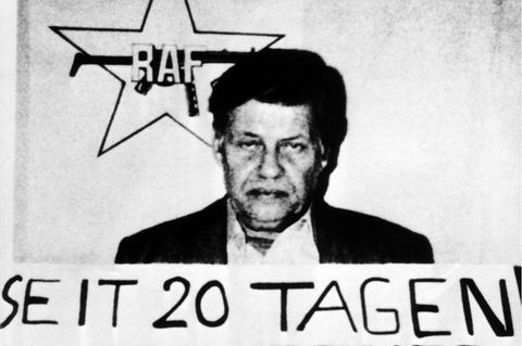 Von Erschöpfung gezeichnet: Die Entführer stellen den gekidnappten Arbeitgeberpräsidenten Hanns Martin Schleyer zur Schau – unter dem Logo der RAF