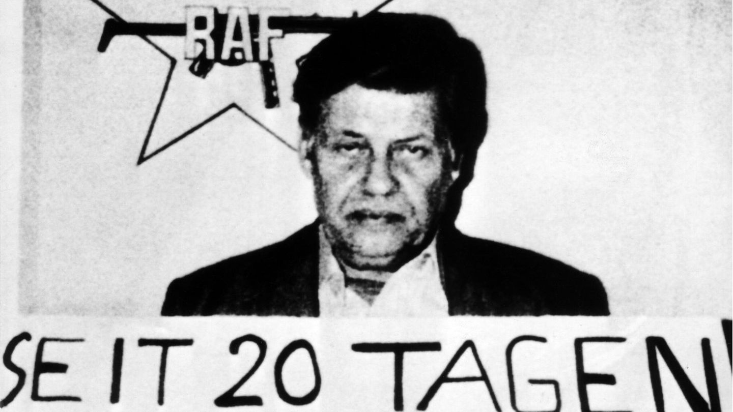 Von Erschöpfung gezeichnet: Die Entführer stellen den gekidnappten Arbeitgeberpräsidenten Hanns Martin Schleyer zur Schau – unter dem Logo der RAF