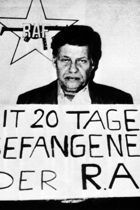 Von Erschöpfung gezeichnet: Die Entführer stellen den gekidnappten Arbeitgeberpräsidenten Hanns Martin Schleyer zur Schau – unter dem Logo der RAF