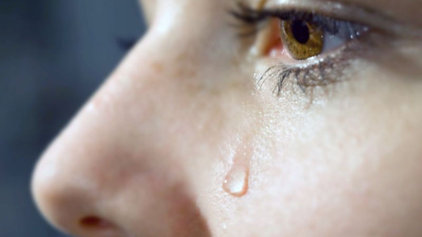 Frau mit Tränen in den Augen