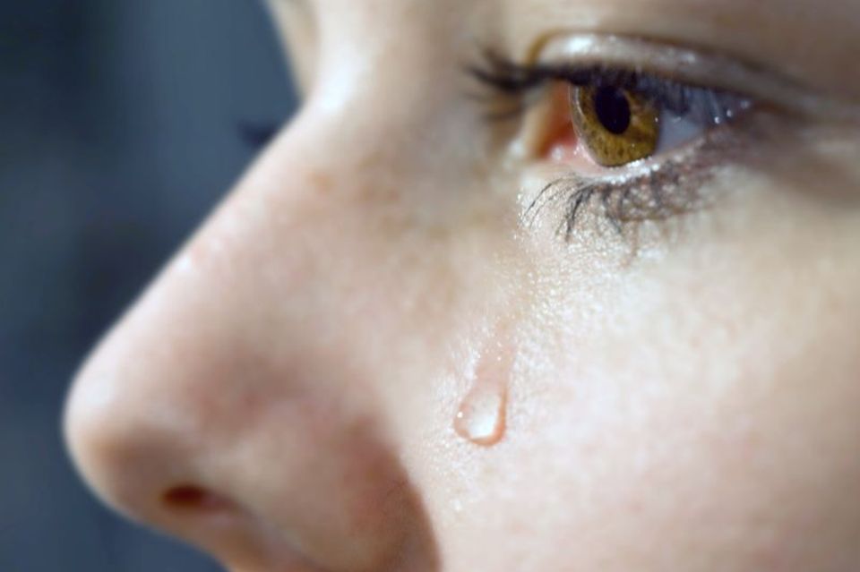 Frau mit Tränen in den Augen