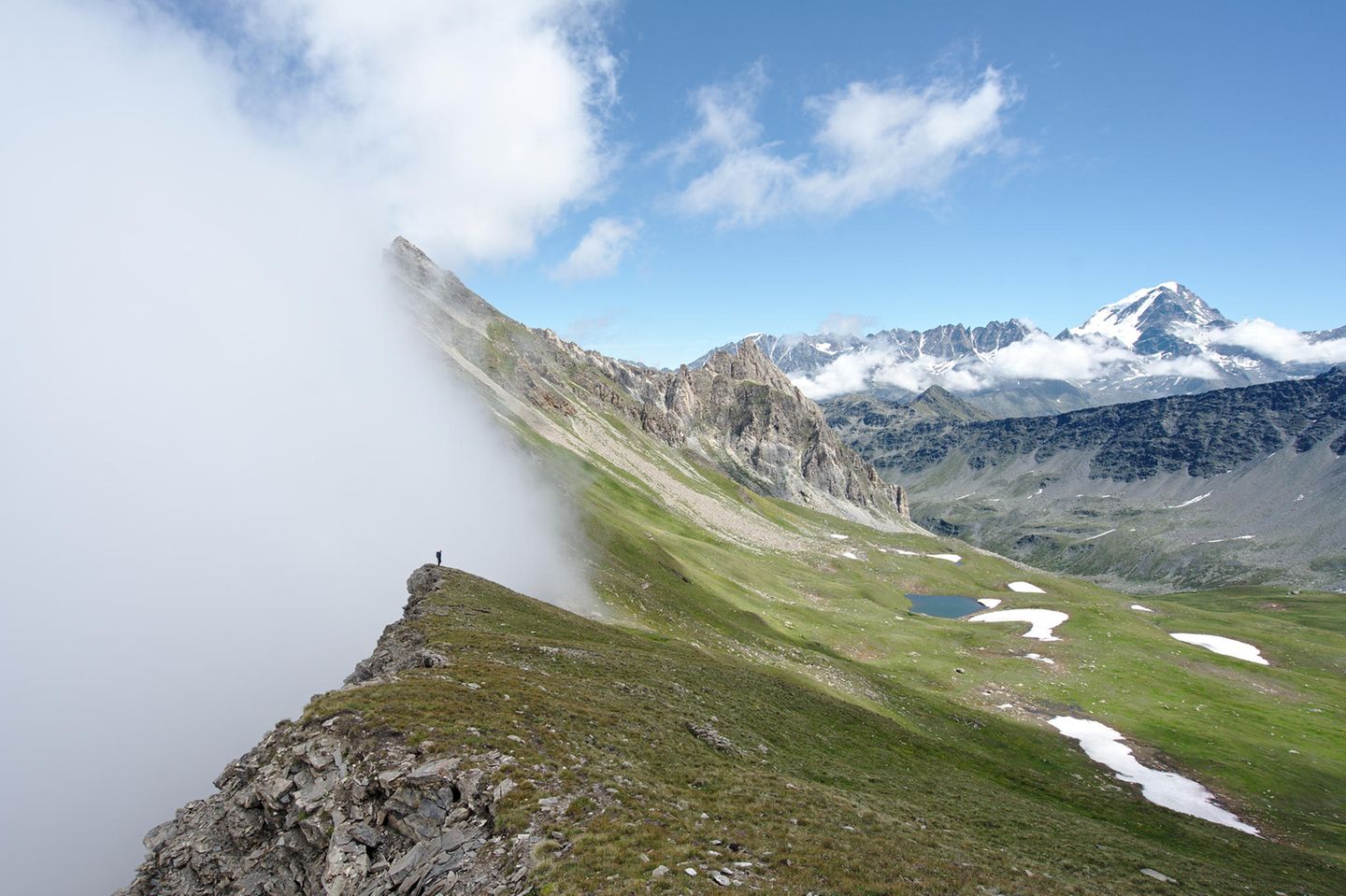 Auf alten Handelspfaden führt die „Tour du Saint-Bernard“ in 6 - 8 Tagen über einige Bergpässe durch die Schweiz und Italien. Im Dörfchen Bourg-Saint-Pierre beginnt und endet die 87 Kilometer lange Etappentour. Sie führt durch den wildblumenreichen Bergkessel Combe de Drône, über Geröllhalden und an aufragenden Felswänden vorbei. Aussichten in das beliebte Aostatal und auf die hoch aufragenden Gletschertürme der Grandes Jorasses belohnen die Strapazen der Aufstiege. Insgesamt werden 6140 Gesamthöhenmeter zurückgelegt. Schneefreiheit und etwas weniger überfüllt Wanderwege garantiert der September.