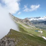 Auf alten Handelspfaden führt die „Tour du Saint-Bernard“ in 6 - 8 Tagen über einige Bergpässe durch die Schweiz und Italien. Im Dörfchen Bourg-Saint-Pierre beginnt und endet die 87 Kilometer lange Etappentour. Sie führt durch den wildblumenreichen Bergkessel Combe de Drône, über Geröllhalden und an aufragenden Felswänden vorbei. Aussichten in das beliebte Aostatal und auf die hoch aufragenden Gletschertürme der Grandes Jorasses belohnen die Strapazen der Aufstiege. Insgesamt werden 6140 Gesamthöhenmeter zurückgelegt. Schneefreiheit und etwas weniger überfüllt Wanderwege garantiert der September.