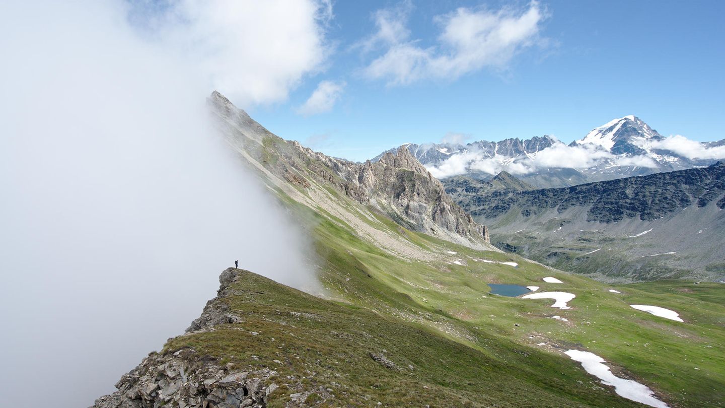 Auf alten Handelspfaden führt die „Tour du Saint-Bernard“ in 6 - 8 Tagen über einige Bergpässe durch die Schweiz und Italien. Im Dörfchen Bourg-Saint-Pierre beginnt und endet die 87 Kilometer lange Etappentour. Sie führt durch den wildblumenreichen Bergkessel Combe de Drône, über Geröllhalden und an aufragenden Felswänden vorbei. Aussichten in das beliebte Aostatal und auf die hoch aufragenden Gletschertürme der Grandes Jorasses belohnen die Strapazen der Aufstiege. Insgesamt werden 6140 Gesamthöhenmeter zurückgelegt. Schneefreiheit und etwas weniger überfüllt Wanderwege garantiert der September.