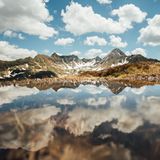 Dichte Wälder, saftige Alpenwiesen, felsige, karge Höhenzüge und in Bergkesseln liegende Bergseen: Der vielseitige, 45 Kilometer lange Schladminger-Tauern-Höhenweg führt durch Österreich. Der als moderat eingestufte Etappen-Wanderweg ist nicht unanspruchsvoll.  Von der Hochwurzenhütte bei Schladming startend, erklimmt der Weg die Gipfel mehrerer Berge oberhalb 2000 Höhenmeter. Höchster Gipfel ist der Greifenberg mit 2618 Metern. Die Mühen des Aufstiegs werden mit einem sagenhaften  Blick auf das Naturschutzgebiet Klafferkessel belohnt. In einem aus der Eiszeit entstandenen Becken funkeln mehr als 30 Bergseen.  Nach circa 5 Tagen endet die Wanderung  an der Planai-Bergstation. Mit der Bergbahn geht es zurück nach Schladmig.