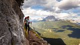 Auf einer Strecke von 73 Kilometern wechseln sich herausfordernd Felskletterpassagen mit schönsten Wanderpfaden ab und bieten herrliche Ausblicke auf die Dolomiten. Innichen (Italien) ist der Startpunkt für den Dolomiten-Höhenweg Nr. 4. Der Weg streift beliebte Dolomitengruppen wie die Sextener Dolomiten mit den drei Zinnen oder die Sorapissgruppe und führt über den Bonacossaweg sowie an dem schönen Lago di Sorapiss vorbei. Er passiert mehrere Berggipfel und ausreichend Berghütten zum Übernachten. Nach vier bis sieben Tagen endet die als anspruchsvoll geltende Tour im italienischen Piere die Cadore. Insgesamt werden stolze 7 302 Höhenmeter erwandert. Klettersteigausrüstung ist erforderlich. 